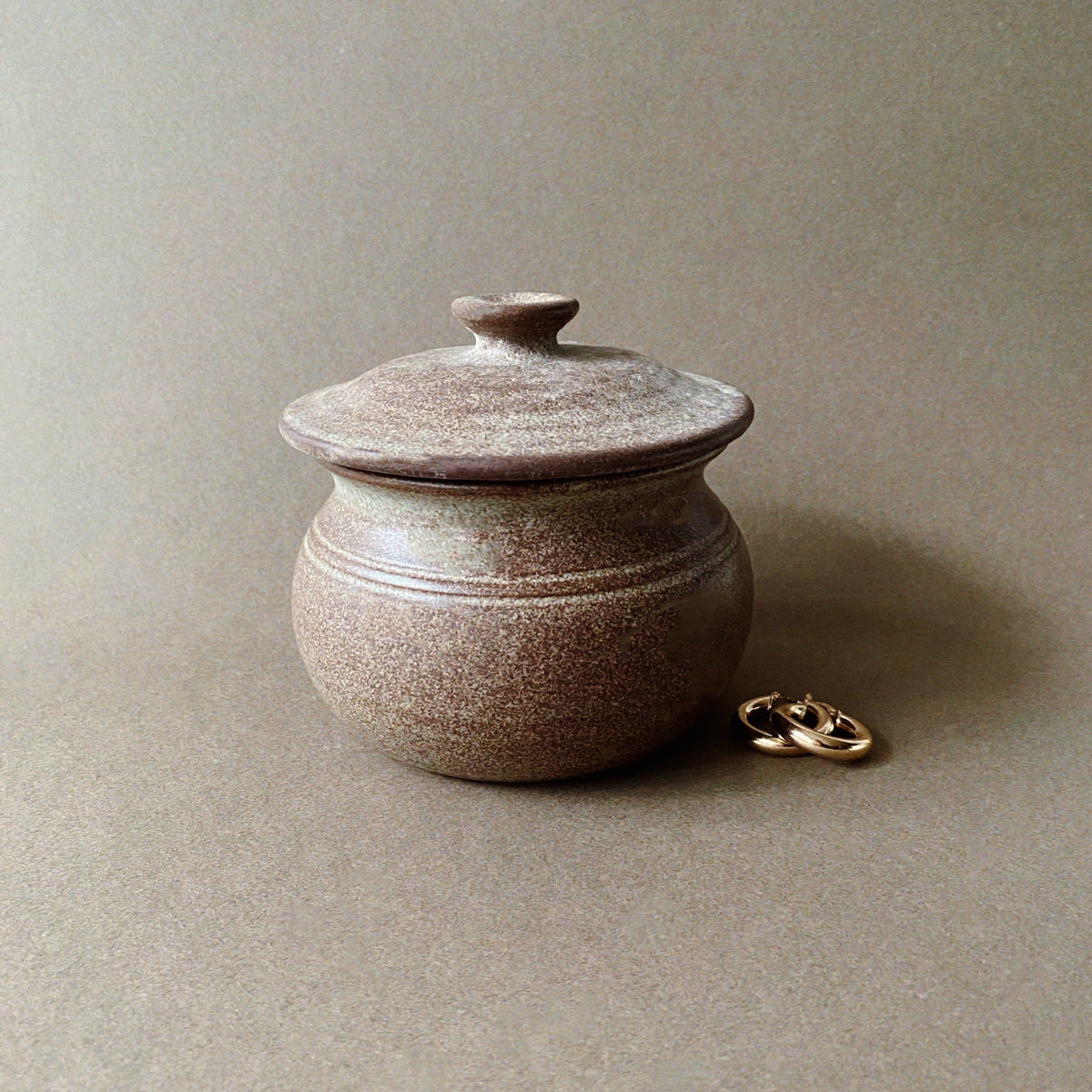 Ensō Paris - bougie upcyclée et parfumée, coulée dans un objet chiné.