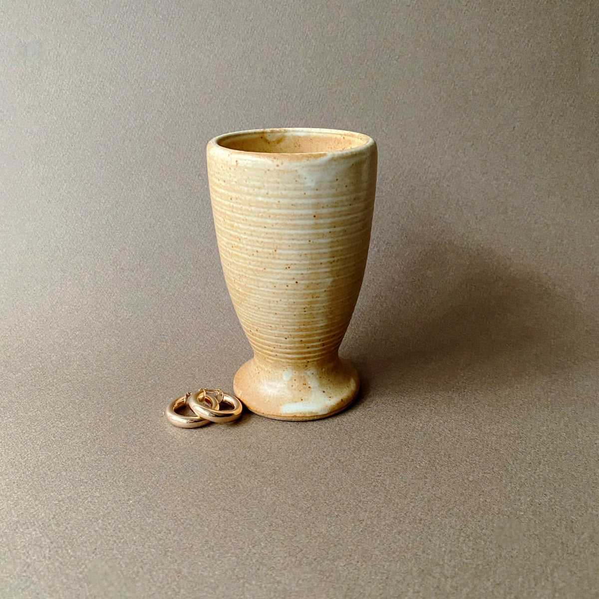Ensō Paris - bougie upcyclée et parfumée, coulée dans un objet chiné.