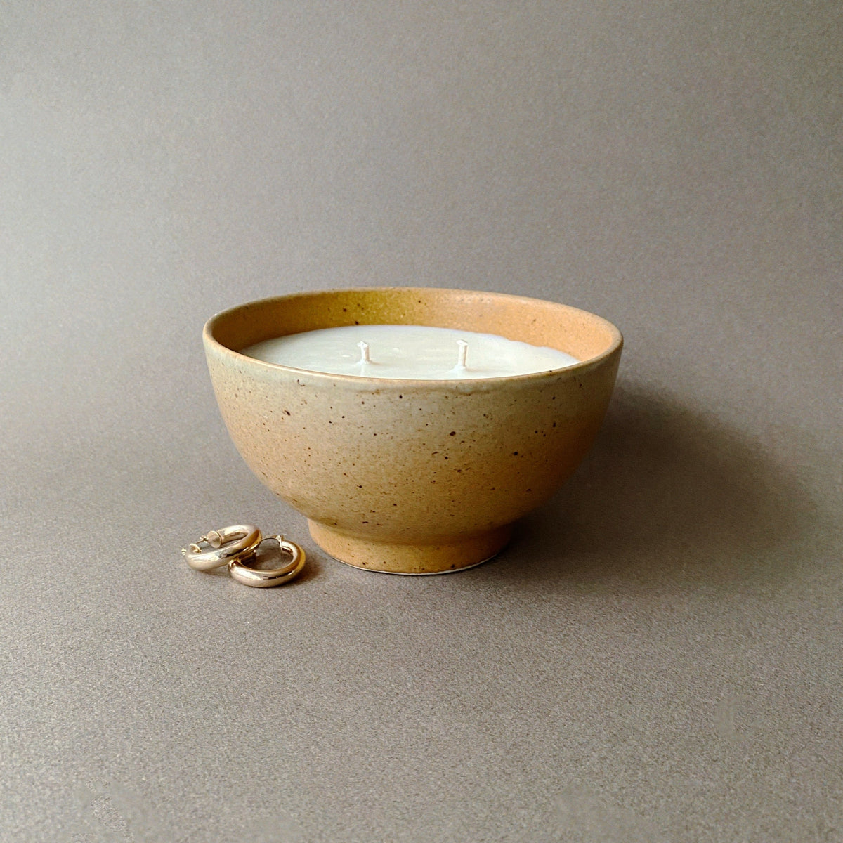 Ensō Paris - bougie upcyclée et parfumée, coulée dans un objet chiné.